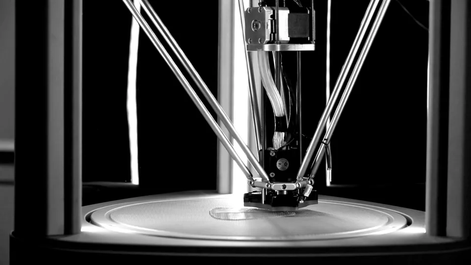 Stampante 3D delta durante la stampa